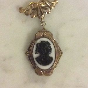 Gorgeous Victorian gold-filled onyx cameo locket